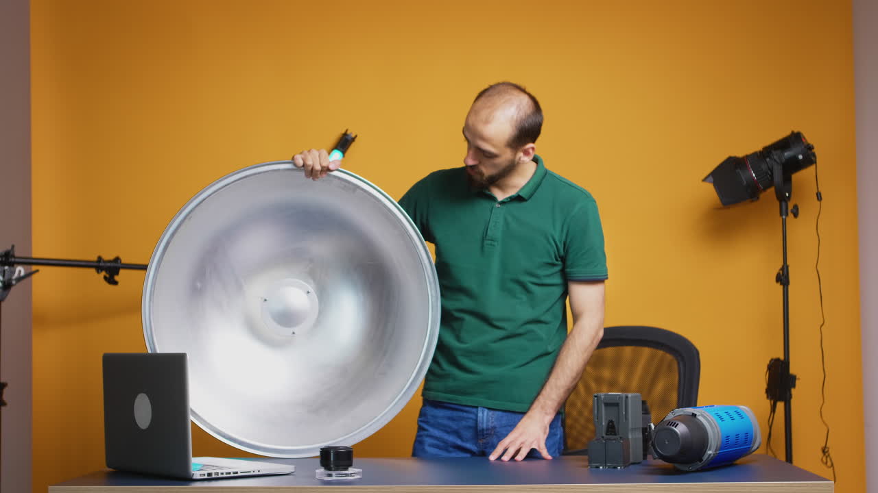 은의 아름다움의 접시를 제시하는 것