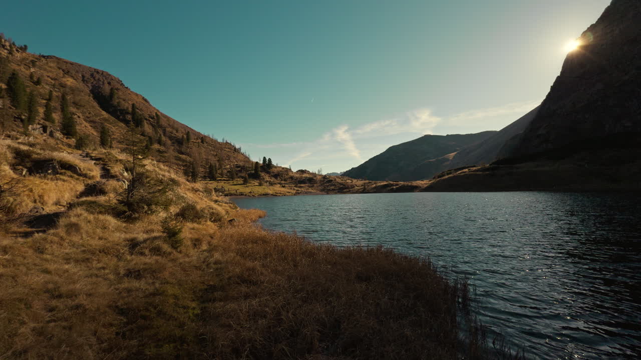 lago de montaña puesta de sol
