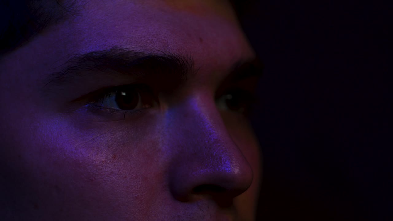 reacción de asco mientras la cara está iluminada por luz de color