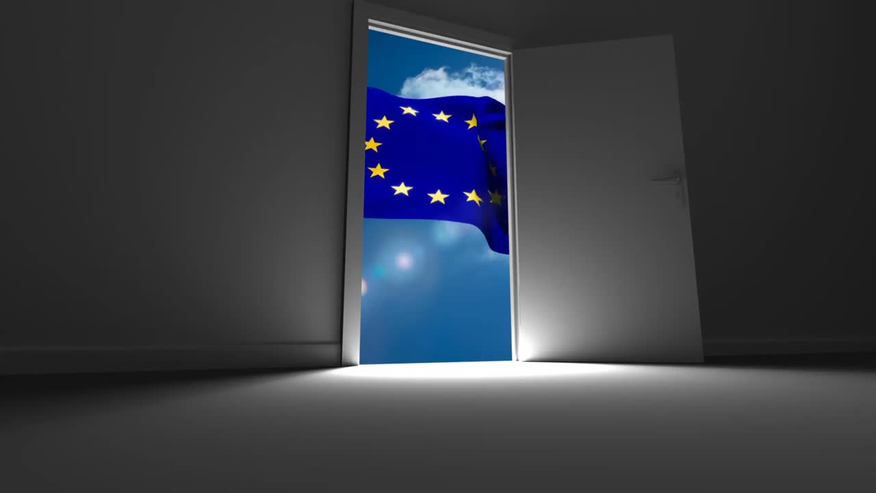 Bandiera europea che sventola dietro la porta.