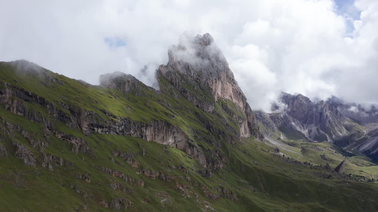 vista aérea sobre pastos alpinos de belleza escarpada de seceda, dolomitas italianas