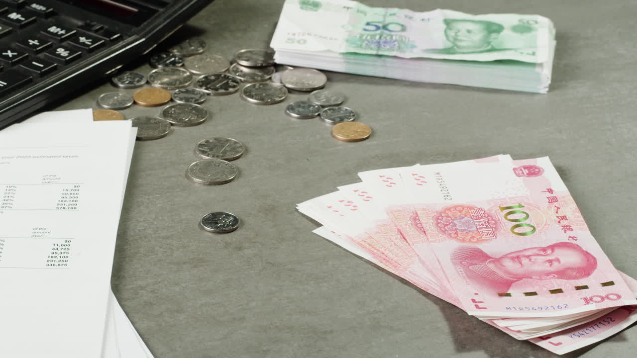 Yuan Tiongkok dan Dokumen Keuangan di Meja