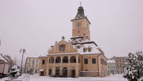 Edificio-Histórico-Del-Museo-Del-Condado-De-Brasov-En-Un-Paisaje-Invernal-En-Brasov,-Rumania