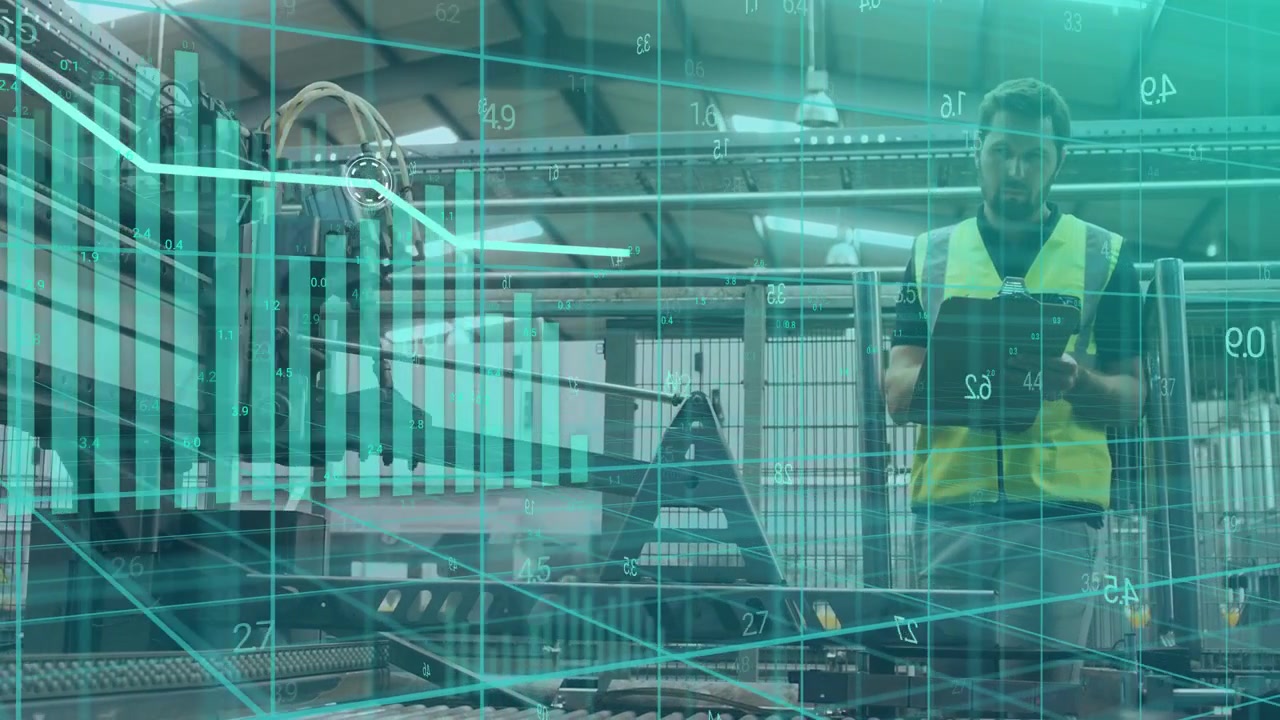 Tecnico di fabbrica che tocca il tablet, monitorando i macchinari, con una sovrapposizione di dati animata che si muove attraverso la scena.