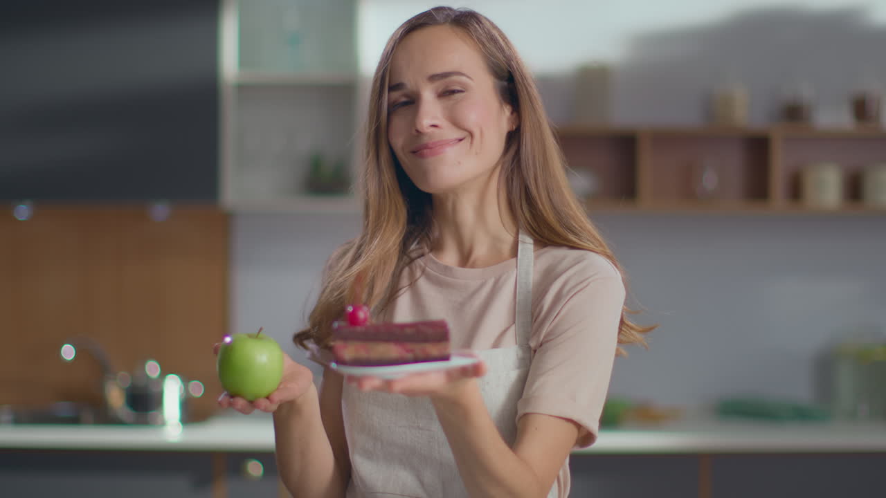 mujer eligiendo entre manzana o pastel