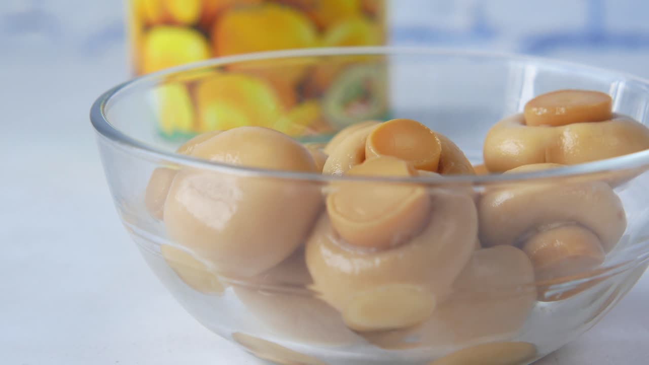 setas enlatadas en un cuenco de vidrio