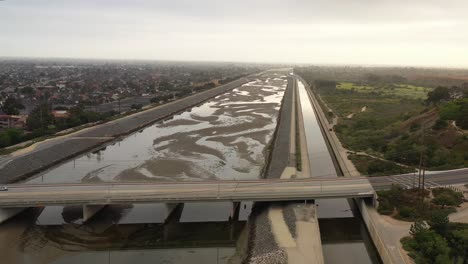 panorámica toma aérea de drones de un automóvil que conduce sobre un puente