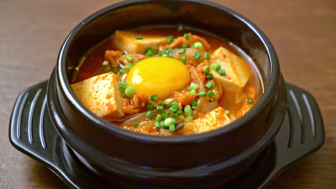 'kimchi jjigae' o sopa de kimchi con tofu suave o estofado de kimchi coreano - estilo tradicional de comida coreana