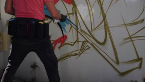 artista de graffiti pintando con spray de aerosol 4k