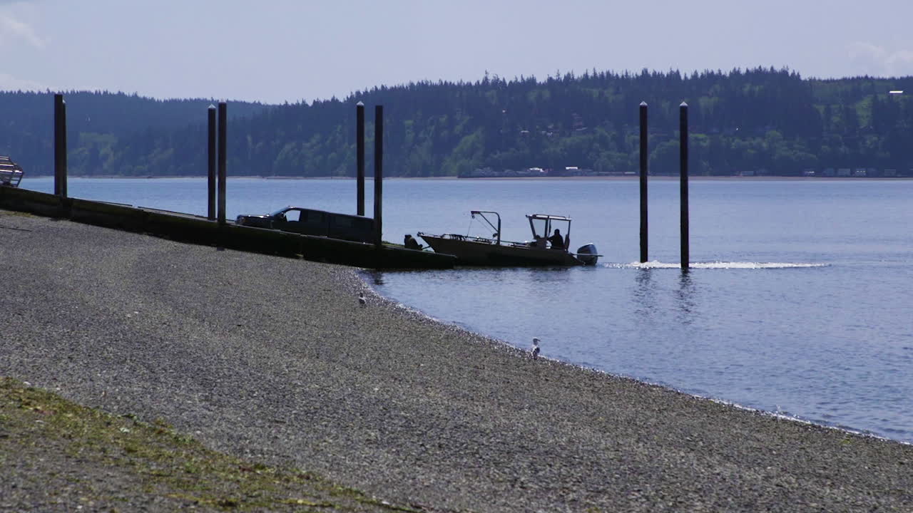 카마노 아일랜드 주립공원의 공용 보트 진수로에서 트레일러에 작고 설명이 없는 낚시 로드, 워싱턴 주 20초-24fps 슬로우 모션