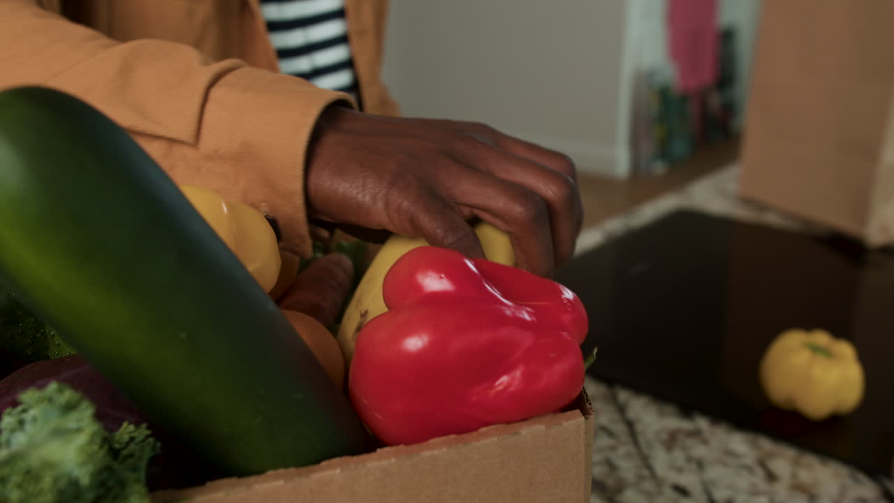 hombre desempaquetando comestibles