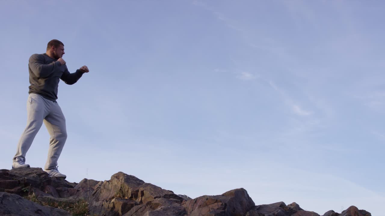 산 에서 권투 운동 을 하는 사람