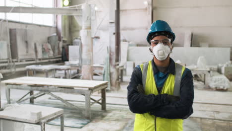 hombre con equipo de protección en la fábrica