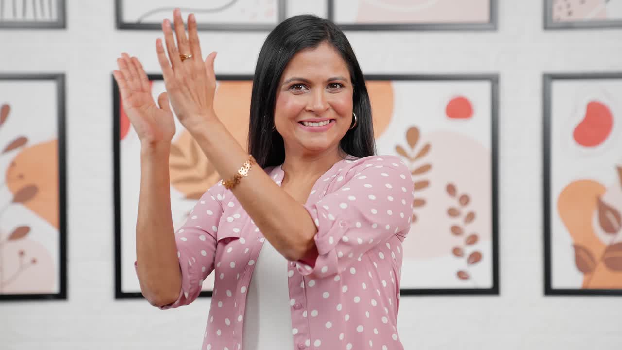 mujer india moderna aplaudiendo