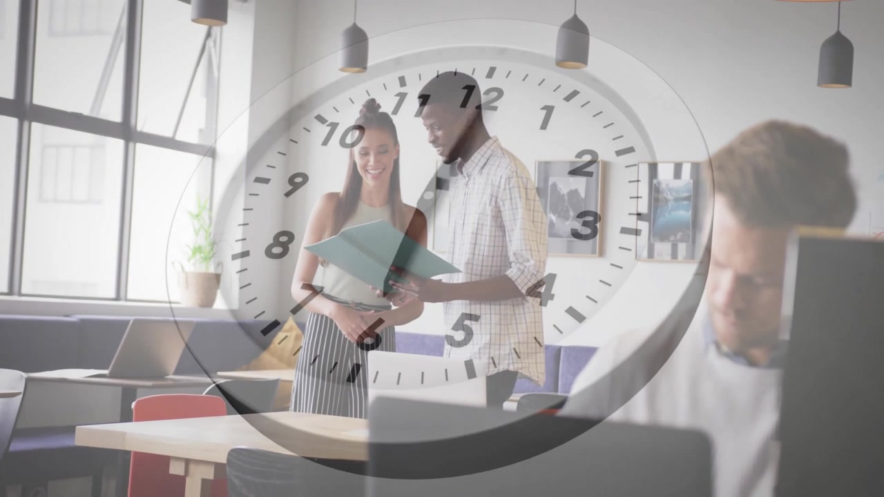 Animazione di un orologio in movimento su colleghi eterogenei che discutono di lavoro in ufficio