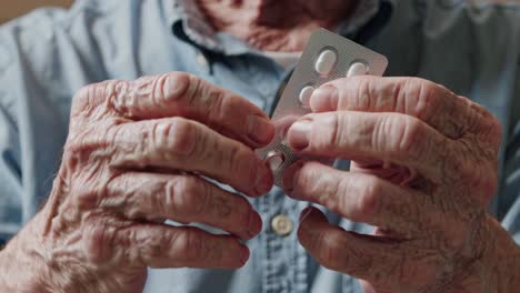 persona de edad avanzada que toma medicamentos