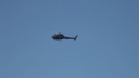 un helicóptero militar sobrevuela un mitin de campaña para la reelección del presidente brasileño bolsonaro