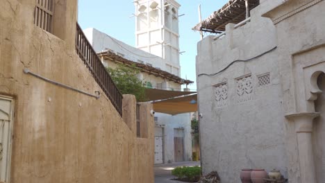 Torre-De-Viento-Debajo-De-Calles-Estrechas-En-El-Antiguo-Pueblo-Patrimonial-Del-Distrito-De-Al-Fahidi,-Dubai,-Emiratos-árabes-Unidos