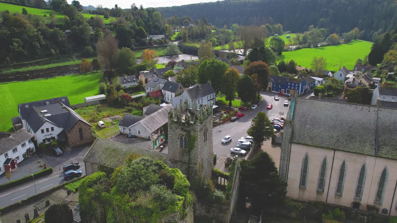 아일랜드의 co kilkenny에 있는 inistioge 마을 광장의 드론에 의해 4k로 가까이 볼 수 있습니다.