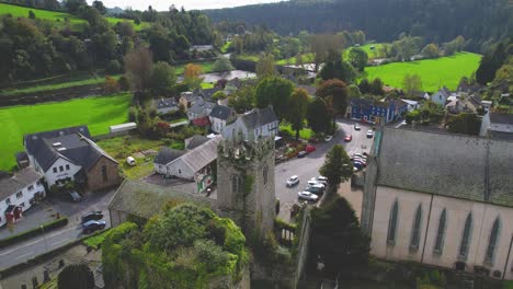 ein genauer blick in 4k von einer drohne auf den platz des dorfes inistioge in co kilkenny, irland