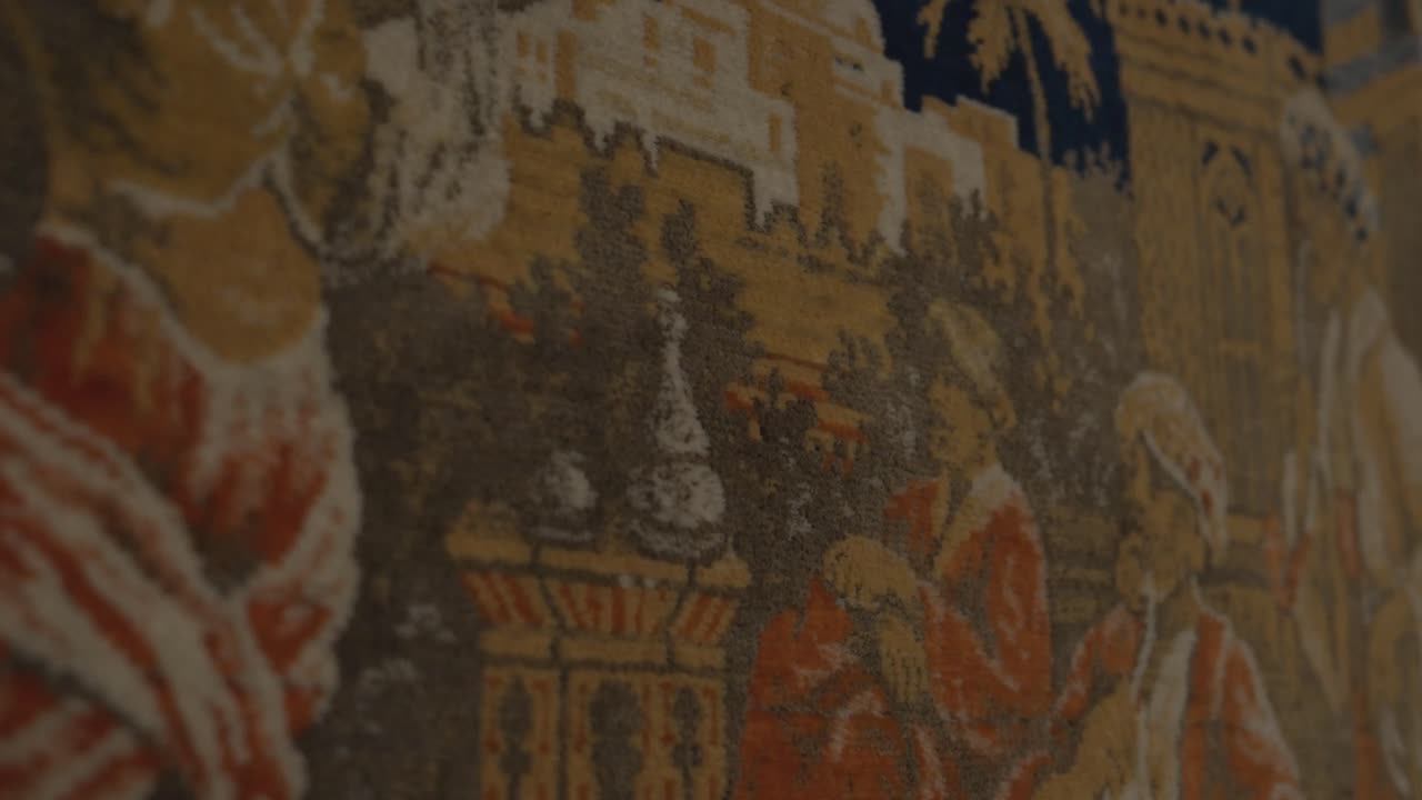Vista ravvicinata di murale o dipinto religioso invecchiato che mostra figure e texture architettonica