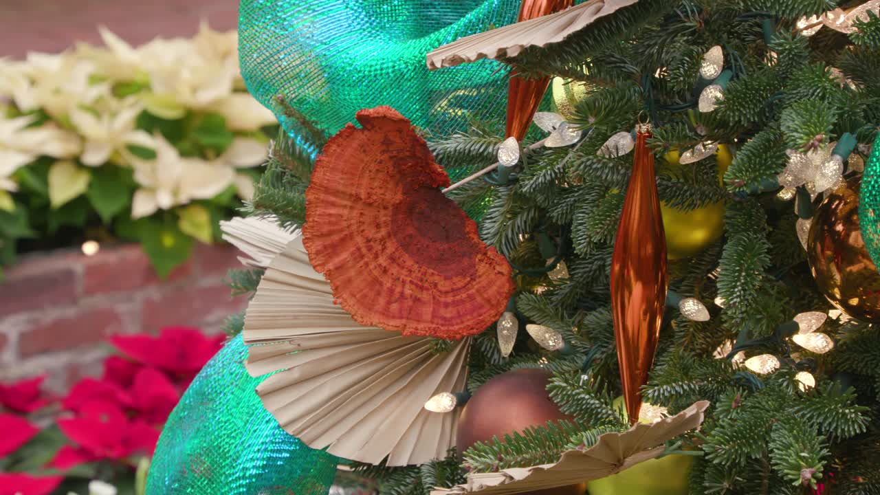 독특한 장식으로 장식 된 크리스마스 트리