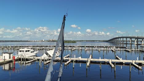 versunkene boote in der marina nach dem hurrikan ian in der nähe der innenstadt