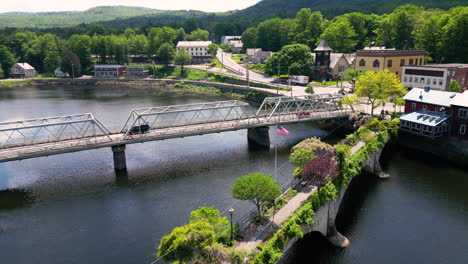 Amerikanische-Flagge-An-Der-Blumenbrücke-über-Den-Deerfield-River-In-Shelburne-Falls,-Massachusetts