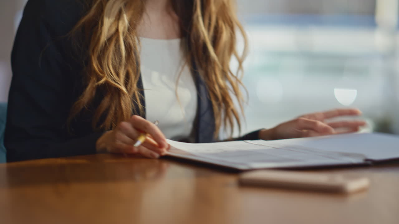 Uomini d'affari che si stringono la mano durante una riunione di lavoro in ufficio, primo piano. Accordo di lavoro