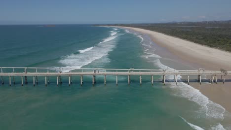 proyecto de desvío de arena de tweed en letitia beach con fingal head beach en el fondo - atracción turística en nsw, australia