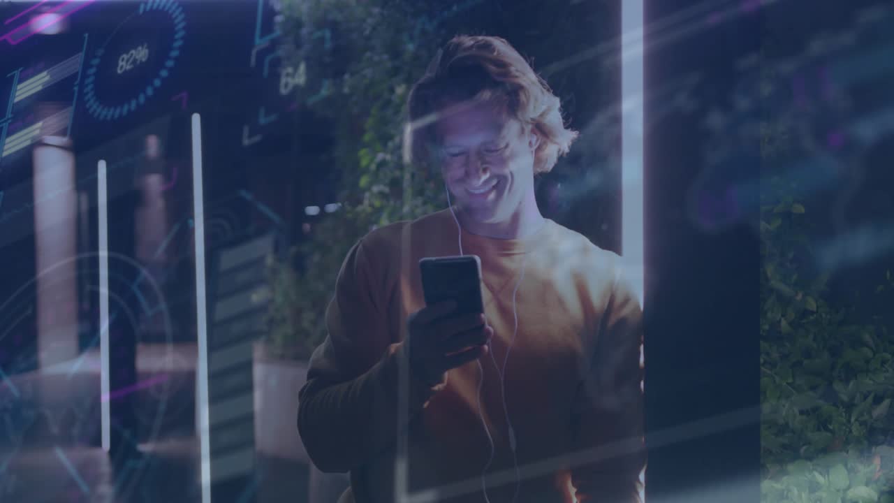 Uomo appoggiato a una parete LED che solleva lo smartphone e scorre un feed tecnologico, mentre emergono sovrapposizioni olografiche.