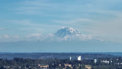 Hoch-Oben-Ungehinderter-Blick-Auf-Den-Mount-Rainier-An-Einem-Warmen-Sommertag