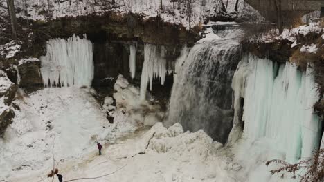 Eisige-Minnehaha-Falls,-Minneapolis-Im-Winter.-Fester-Winkel