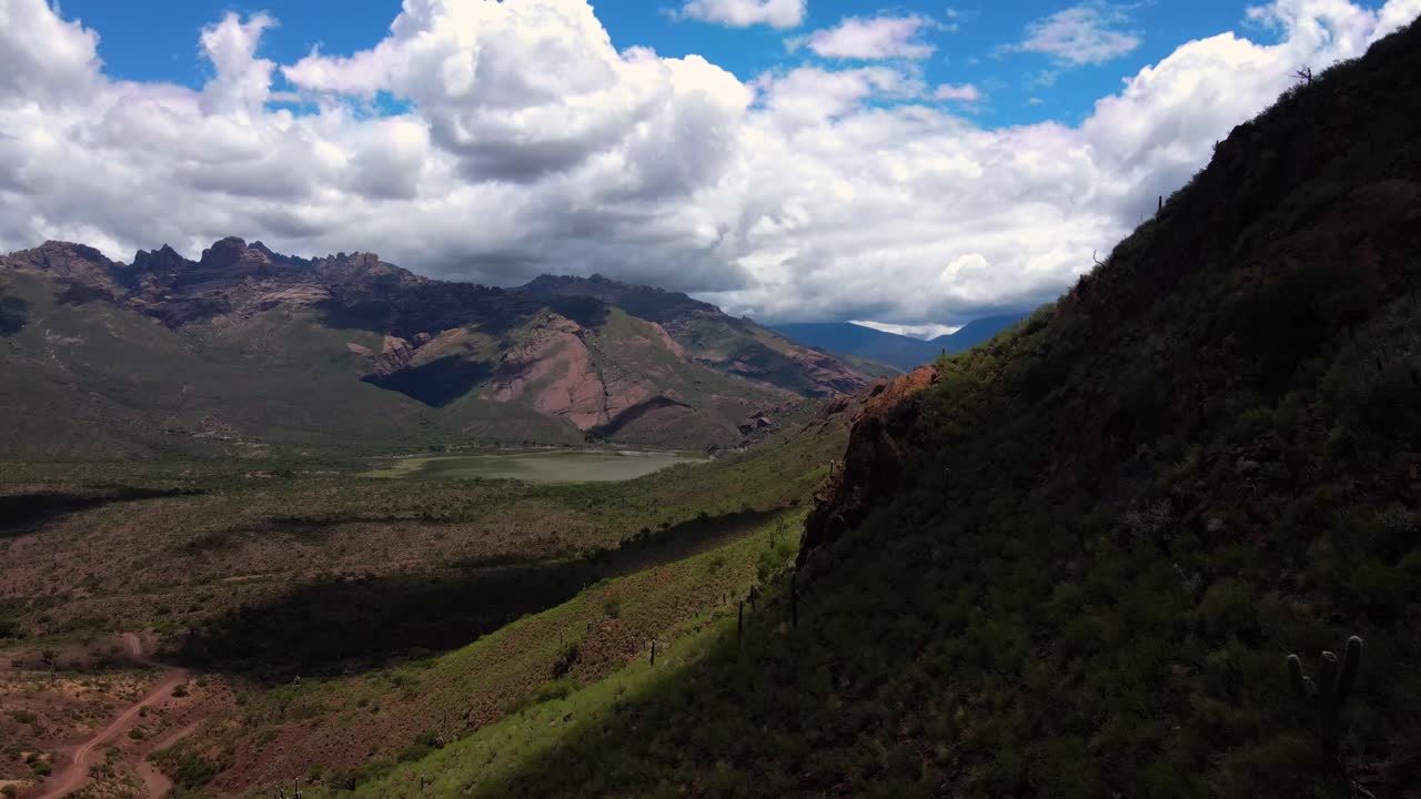drone disparado volando cerca de una ladera hacia un lago en salta, argentina