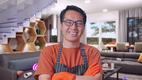 primer plano de una ama de casa asiática con un delantal sonriendo cálidamente y cruzando los brazos mientras está de pie en la casa