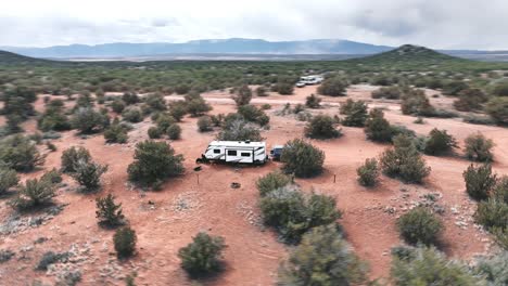 autocaravana estacionada en el desierto en las