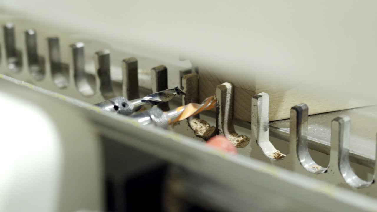 기계에서 목재 블록 굴착 과정