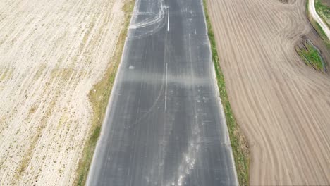 Clip-De-Drones-Aéreos-De-La-Vía-Aérea-Vacía-Del-Aeródromo-Del-Aeródromo-De-Wooodford-En-El-Reino-Unido