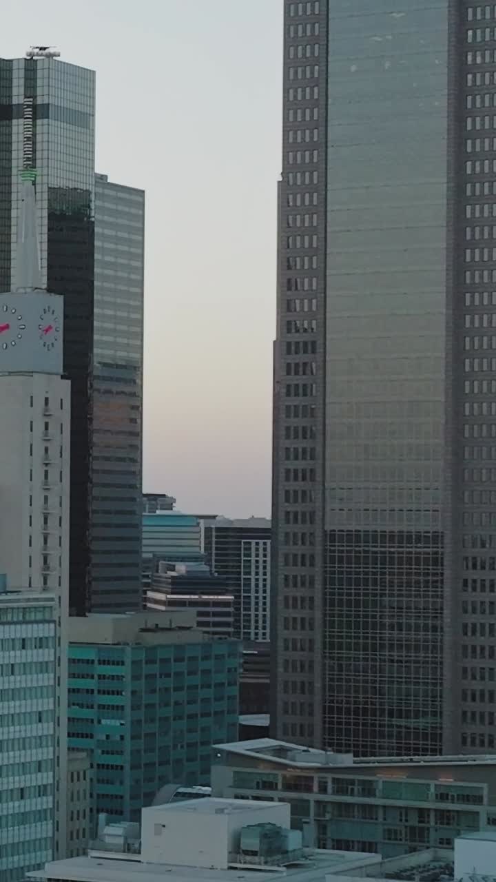 Vista aérea do centro de Dallas durante o pôr do sol no Texas