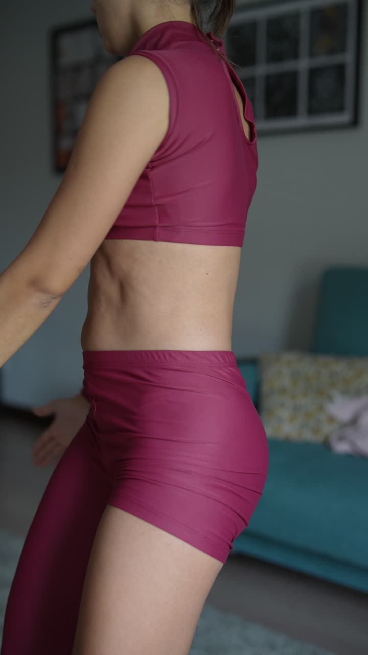 mujer con traje de entrenamiento atlético