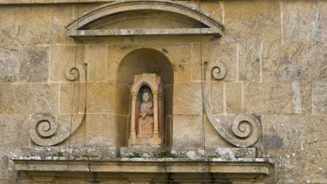 primer plano estático de la oración de santa maría en una ventana empotrada por encima de la puerta de la capilla