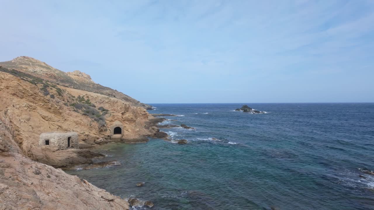 Un filmato orbitale che rivela la Gerstl Sea House, una struttura architettonica integrata direttamente nelle scogliere rocciose di Mykonos