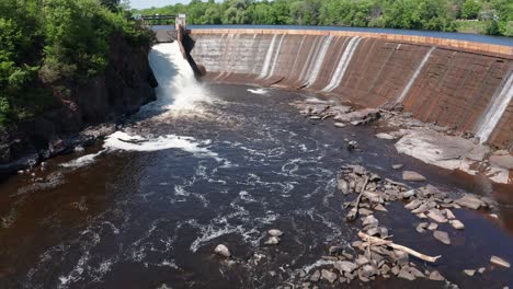 baja inclinación hacia arriba tiro de la santa cruz cae presa hidroeléctrica en wisconsin