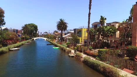Panning,-shot-of-Venice-Canals,-houses-with-boats,-Venice,-California,-USA