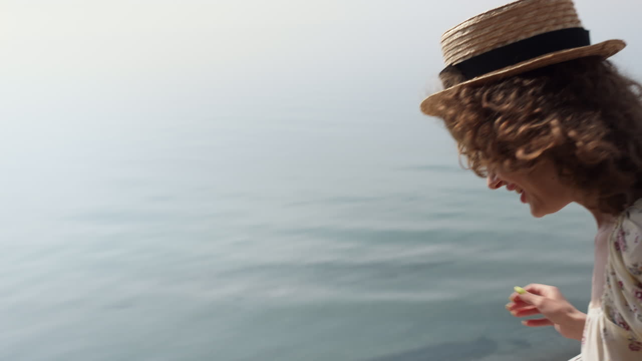 пара спускается по лестнице на красивом пляже. два влюбленных идут на берег моря.