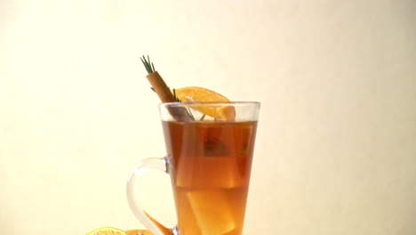 Un-Vaso-De-Café-Negro-Americano-Helado-Y-Una-Capa-De-Jugo-De-Naranja-Y-Limón-Decorado-Con-Romero-Y-Canela