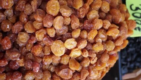 pile of dried raisins
