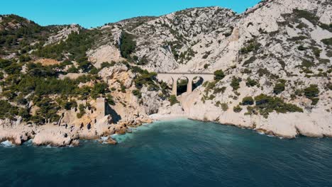 Drohne-Drängt-An-Einem-Schönen-Sonnigen-Tag-In-Die-Küste-Der-Calanque-De-L&#39;Everine-über-Dem-Türkisblauen-Meerwasser