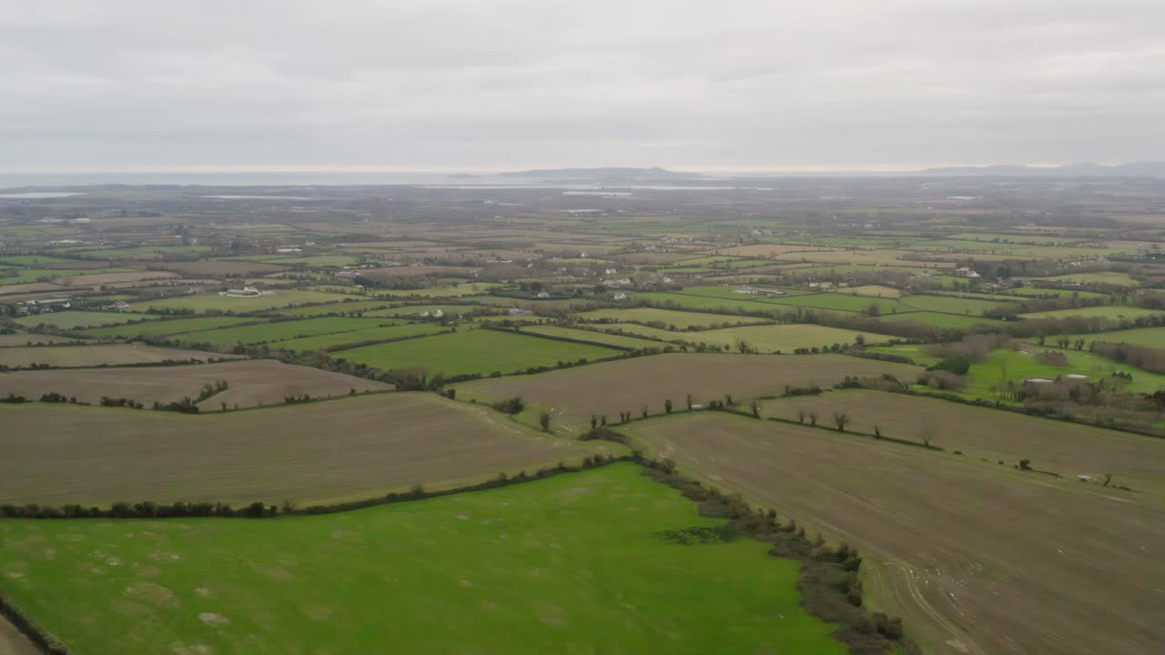 exuberantes campos agrícolas verdes bordeados de árboles con el centro de la ciudad de dublín en la distancia