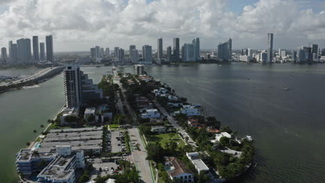 vista increíble de la isla biscayne en miami, florida, con el paisaje urbano como telón de fondo